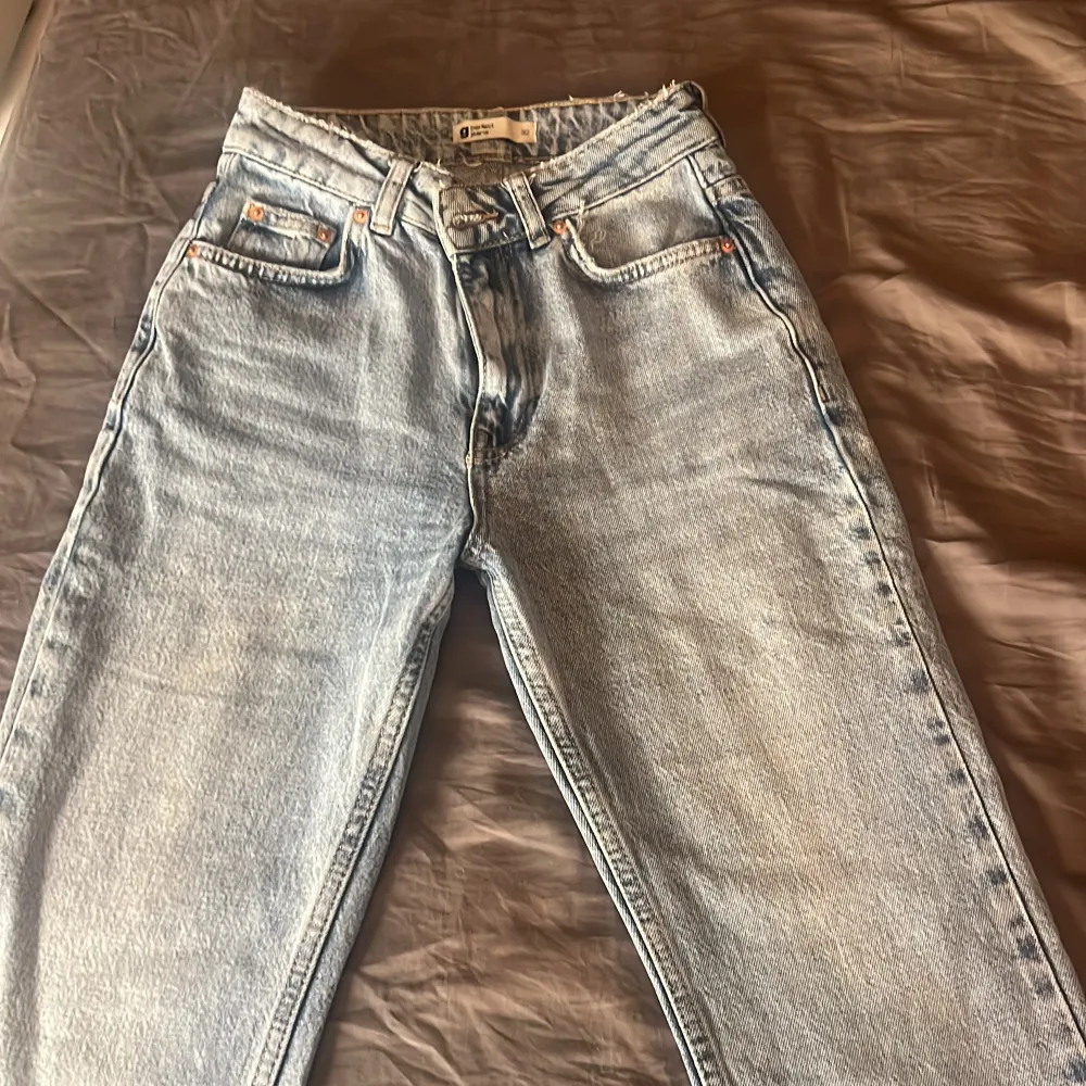 Jätte fina ljusblåa jeans som är i väldigt bra skick!😘nypris 499kr. Jeans & Byxor.