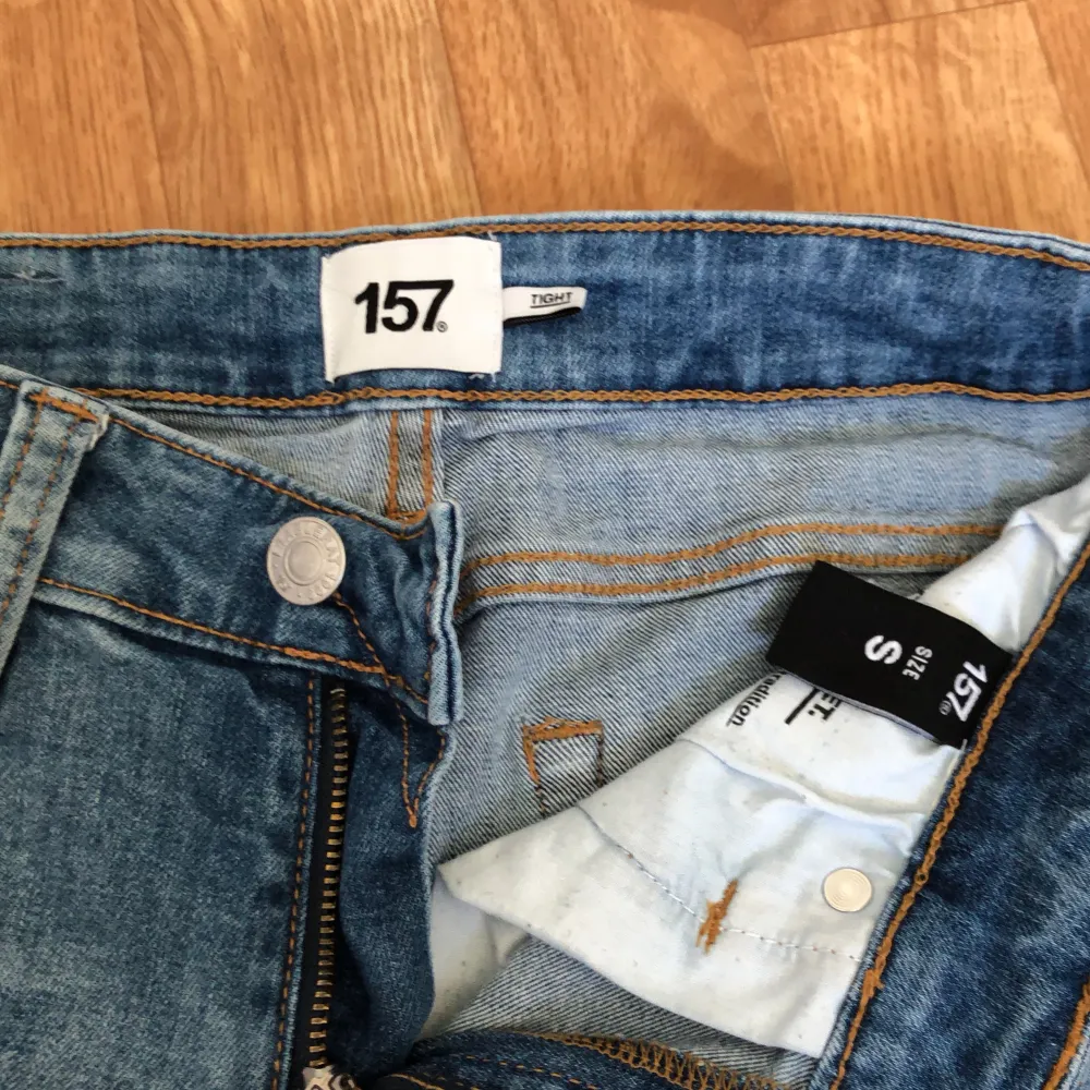 Snygga lager 157 jeans köpta för ca 1,5 år sedan men knappt använda. Bra skick och inga defekter. Strl S men skulle säga att de passar Xs också. Modellen heter ”Tight” och det stämmer ganska bra. Pris kan diskuteras!. Jeans & Byxor.