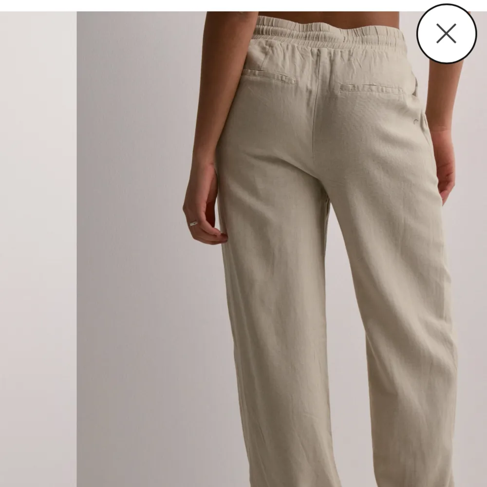 Snygga och sköna linnebyxor ifrån vero Moda, precis likadana byxor som annonsen innan förutom storleken då dessa är i storlek M (finns även i S). TRYCK PÅ KÖP NU!!. Jeans & Byxor.