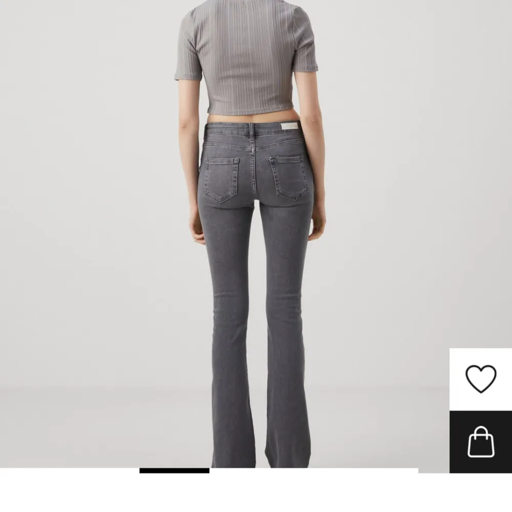 Köpta på zalando för 519kr. Det är i storlek S/30. Sitter bra på mig (jag är 163cm) Inga defekter, har inte använt de mycket alls💞(sitter ganska tajta +stretchiga)🤍🤍🤍. Jeans & Byxor.