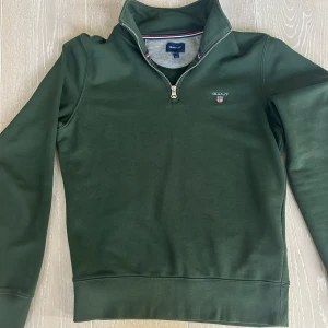 Halfzip Gant - En halfzip från Gant i grön färg i storlek S  170/88A Nyskick
