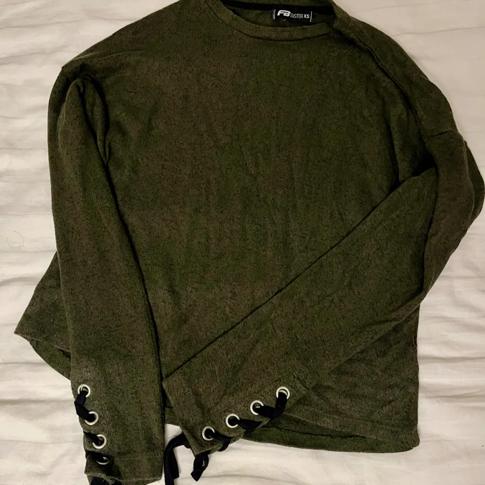 Säljer en tunn, stickad tröja i storlek xs med jätteskönt material. Är i färgen mörkgrön/ olivgrön och har en detalj som snören längst ut på ärmarna💕. Stickat.