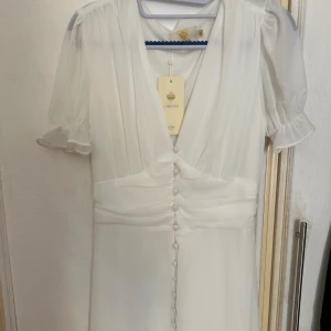 Student klänning - Säljer denna jätte fina klänning som både kan användas till studenten men även andra sammanhang. Storlek M men passar både S och M, helt ny med prislapp och kvitto.🤍