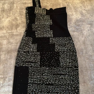 Svart klänning med paletter  - Svart kort bandage klänning med paletter