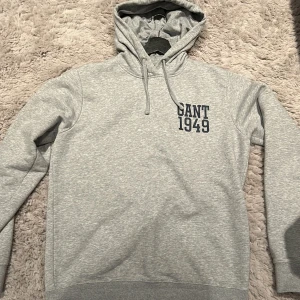 Gant hoodie - Den är storlek medium, men är lite mer slim fit. Har en liten fläck men den går enkelt bort om man handtvättar, den är knappt använd köptes för ca ett halvår sedan. Kan kanske byta