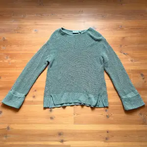 Sweatshirt i grovstickat material och en gröngrå färg. Långa ärmar och snygg passform i lite tyngre tyg. 