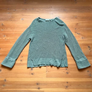 hålstickad tröja - Sweatshirt i grovstickat material och en gröngrå färg. Långa ärmar och snygg passform i lite tyngre tyg. 