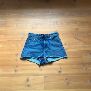 jeanshorts - Jeansshorts med mellanhög midja och riktigt jeanstyg (lite mer robust material men mjukt), slitstarkt och i en mörk tvätt. 