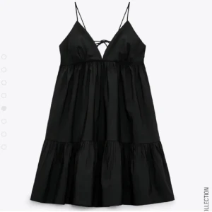 Zara klänning - Klänning från zara nyligen köpt här på Plick, aldrig använd så den är i jättefint skick. Säljer då jag ångrar köpet. Storlek XS. Köparen står för frakten 🩷