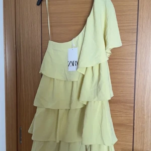 Volang klänning - Jag säljer denna super fina trendiga volang klänning🥰den har lapp på!🥰pris kan diskuteras 