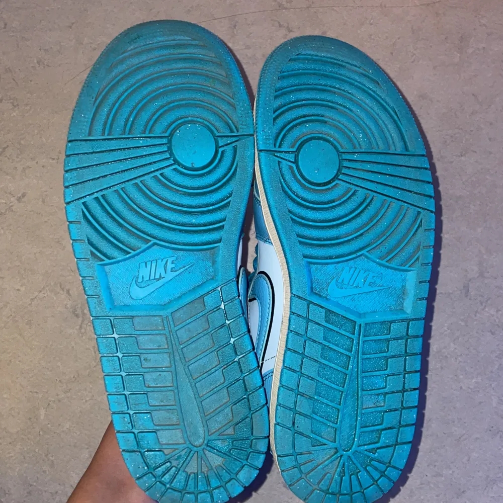 Användt kanske i nån månad har tvättat dem till kunden sitter perfekt på en och är ett par as sköna skor till sommaren att rocka!. Skor.