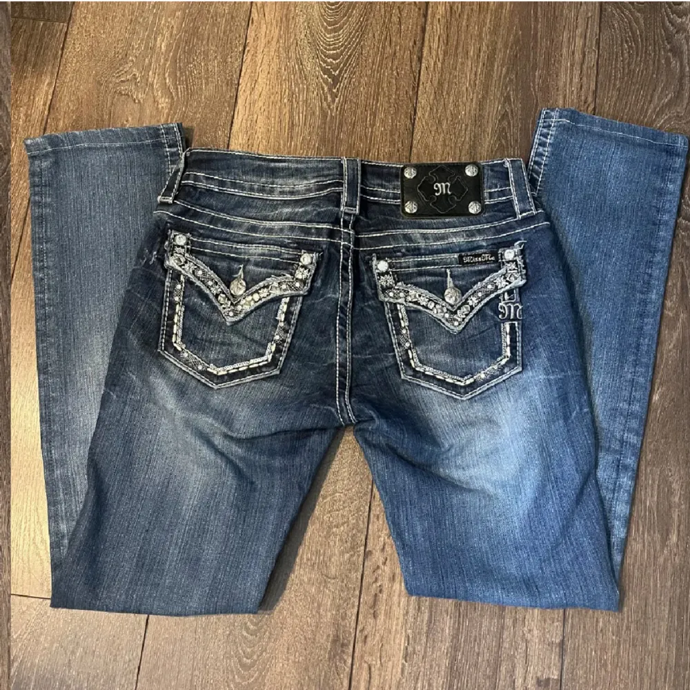 Säljer mina Miss Me jeans då dom inte kommer till användning 🤍De är en rak och lågmidjade modell, storlek 26 och 36 cm rakt över 💕säljer till högst pris❤️. Jeans & Byxor.
