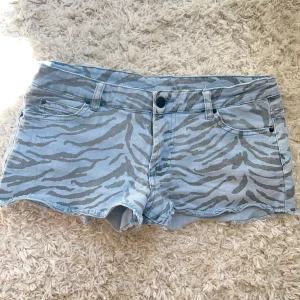 Zebra jeansshorts lågmidjade  - Världens snyggaste jeansshorts med zebra mönster, står ingen storlek men definitivt en S. Midjemått:37 total längd:20cm