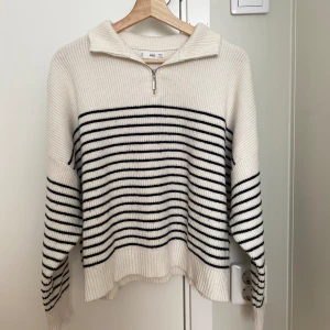 Jättesnygg randig tjocktröja - Jättesnygg och trendig oversized tjocktröja. Randig, svart-vit. Dragkedja och krage. Köpt för 400 kr. Knappt använd.