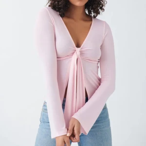 Topp med knytning  - Supergullig topp som aldrig är använd, lappen åkte bort när jag testade den så kunde ej skicka tillbaka men inte min stil tyvärr💕