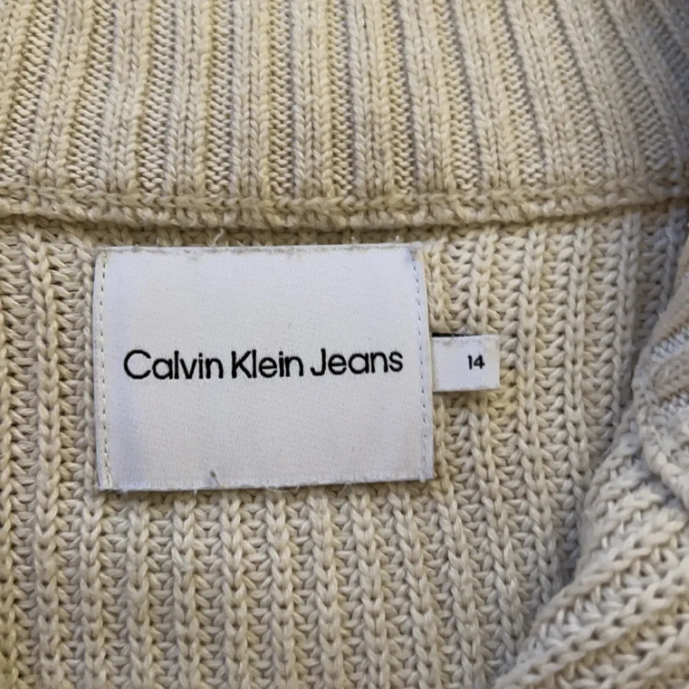 Säljer denna riktigt snygga Calvin Klein quarterzip! Storlek 14år! Säljer pågrund av att den är nu för liten för mig. Väldigt bra skick 8/10. Nypris: 1199kr. Säljer för 399!. Hoodies.