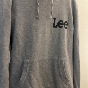 hoodie - säljer denna hoodie från lee efter som de inte kommer till användning, tröjan är använd fåtal gånger och är i bra skick 