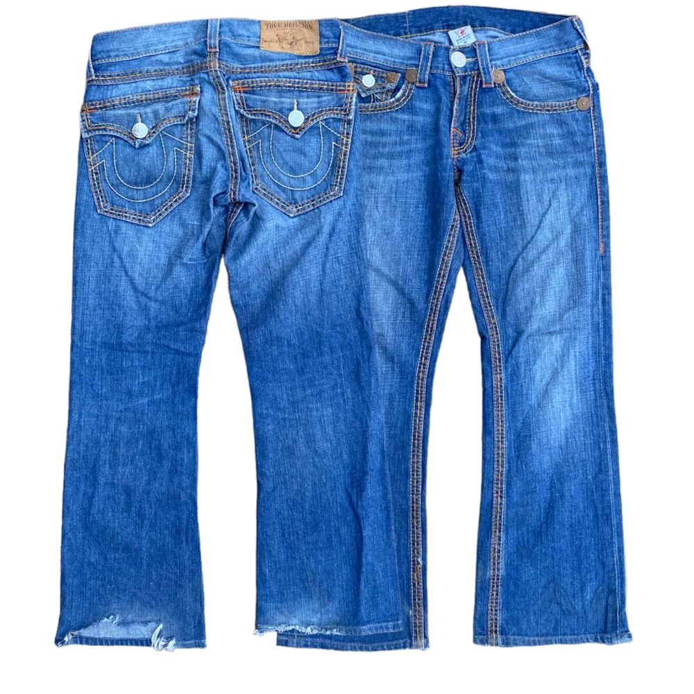galna true religion jeans i storlek 29 🔥🔥 dom är lite slitna längst ner på benet och har blivit lagade. Skriv om du har några funderingar . Jeans & Byxor.