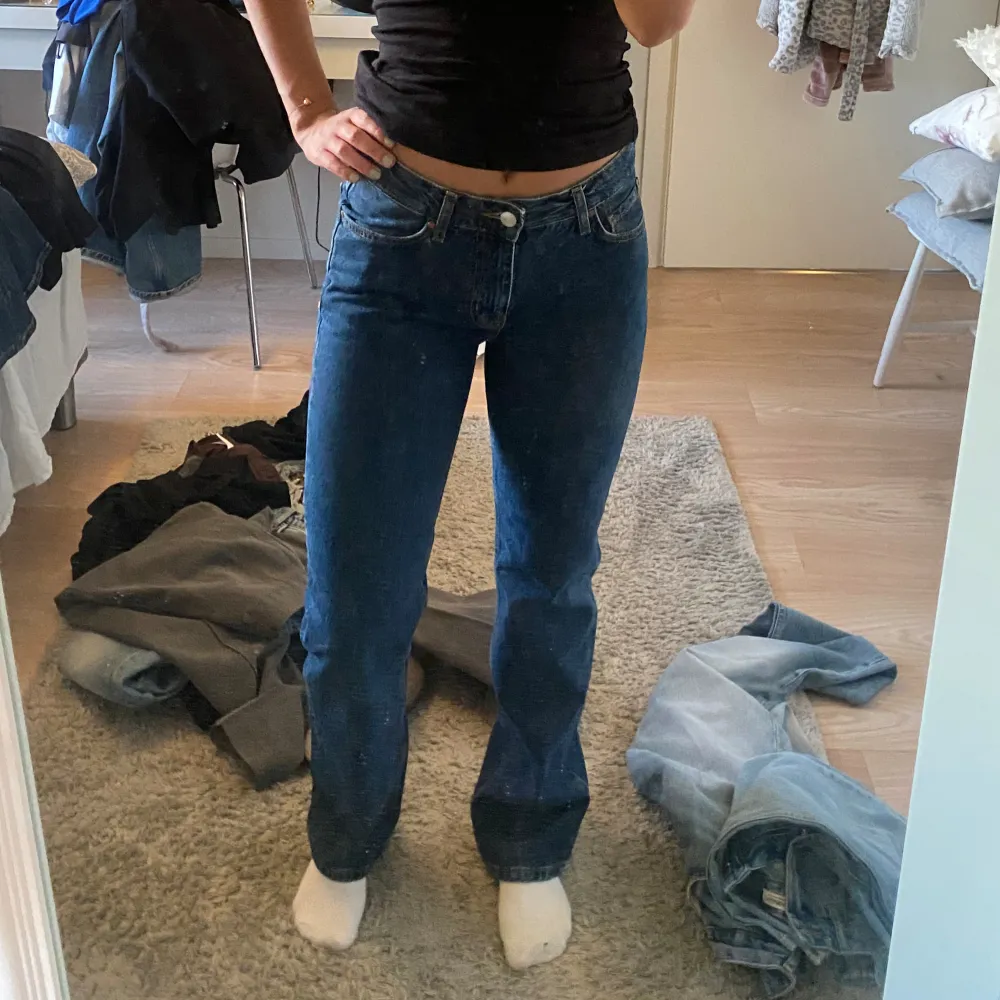 Mörkblå midwaist straight jeans från bikbok. Jeans & Byxor.