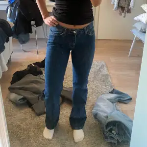 Mörkblå midwaist straight jeans från bikbok