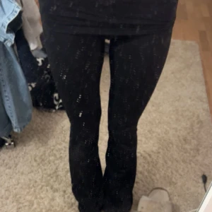 yogapants - Svarta yogapants från ginatricot. Använda fåtal gånger, säljer för jag tycker att jag inte passar i dom:) köpta för 359 säljer för 200. Pris går att diskuteras 😊