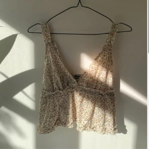 Sommartopp - Säljer då den ej kommer till användning❣️lånade bilder