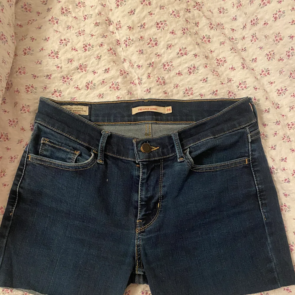Säljer dessa låg midjade Levis shortsen som jag köpt från en secondhand butik. Super fina men kommer tyvärr inte till användning då mörkblått inte riktigt är min färg.. Shorts.