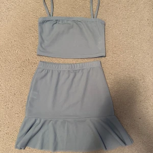 Set- topp & kjol - Blå set i storlek 34. Liten i storlek. Aldrig använt. 