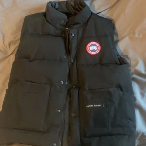 Canada Goose väst  - Fräsch och fin, sydd på insidan men ingeting som syns. Storlek S