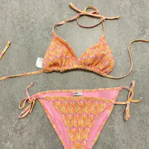 färgglad bikini från hm, kommer som ett set med storleken 44 (toppen) och storlek 40 (botten) 🌈 köparen står för frakt 