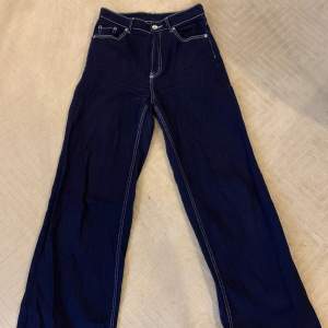 Mjuka jeans från H&M. Är i nytt skick  Kan mötas upp i T-Centralen för hämtning. 