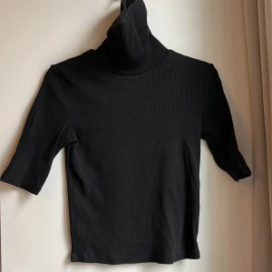 Ribbad Zara-tröja - Trutlebeck och halvlång armar Passar bra till vardags men också till Kim Possible-utklädnad💅