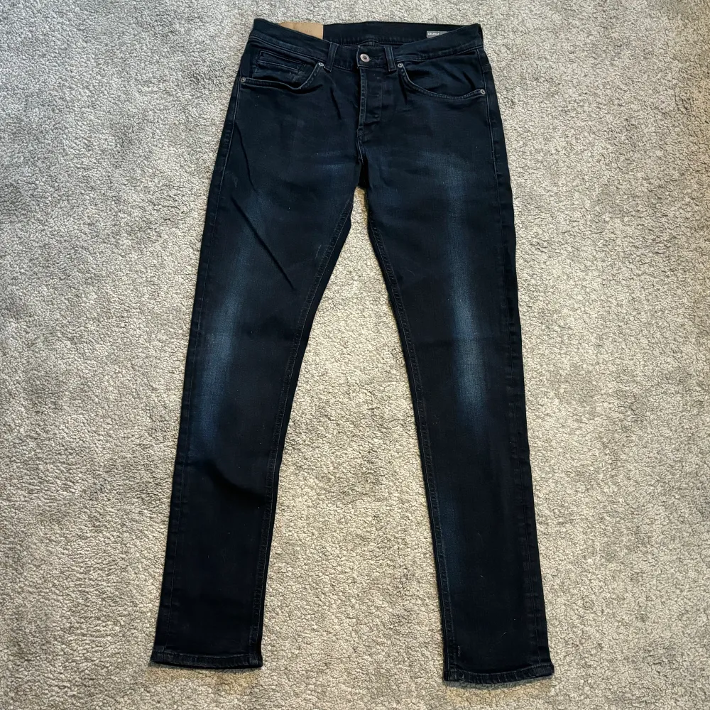 Tja säljer ett par riktigt schyssta dondup jeans i modellen george. Jeansen är i nyskick och i storlek 32. Hör av er vid frågor eller funderingar:). Jeans & Byxor.