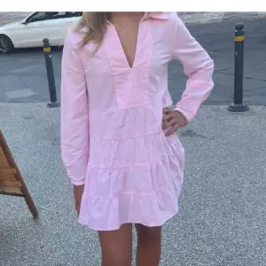 Sjukt snygg rosa zara klänning som ej säljs längre💗💗lånade bilder