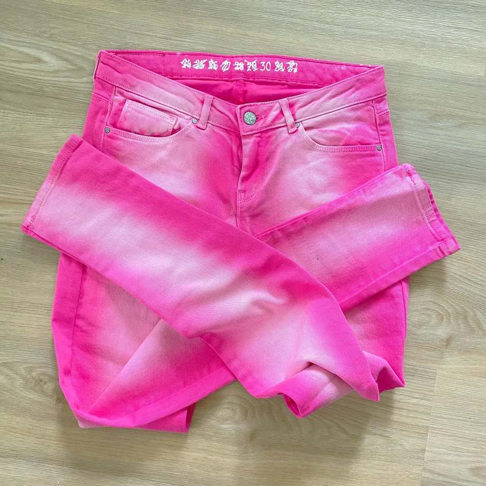 Rosa jeans med låg midja från bikbok i gott skick Så snygga nu till vår och sommar . Farkut & Housut.