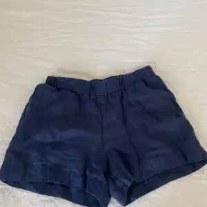 Säljer dessa mörkblåa tyg shorts då de inte kommer till användning längre. Köpta second hand förra sommaren men är i mycket bra skick!💗💗