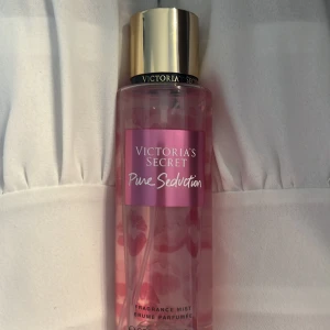 Victoria secret body mist - Intressekoll på Victoria secret bodymist, är osäker om jag ska sälja eller inte så man kan tyvärr inte prutta ner priset.❤️