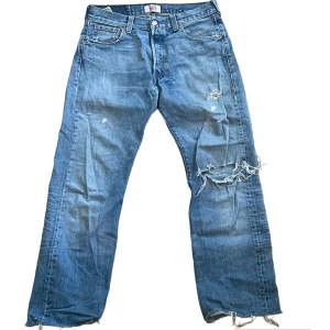 Levis 501 jeans - ett par riktigt feta levis 501 som säljs för 200kr. Storlek: S i herr. Mått: 39cm i bredd och 90cm i längd.
