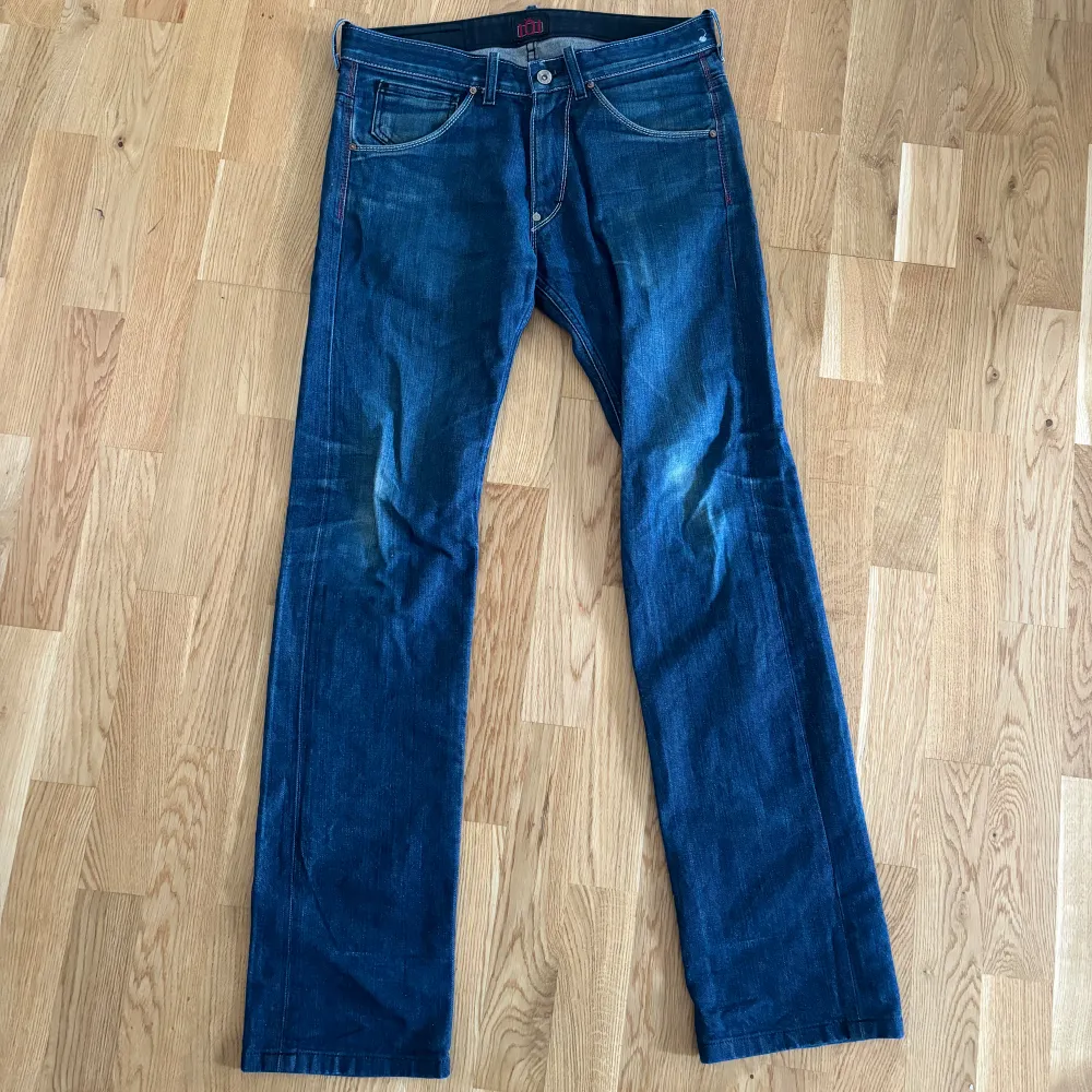 Ett par Lee jeans med rak passform. Hör av er om ni har några frågor:). Jeans & Byxor.