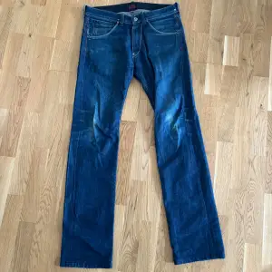 Ett par Lee jeans med rak passform. Hör av er om ni har några frågor:)