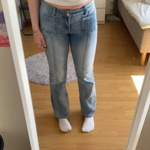 Madlady Claire Jeans - Säljer mina as snygga lågmidjade bootcut jeans ifrån madlady då jag vill ha en längre modell! Jag är 165cm! Storlek 38 längd short. Nypris 699!