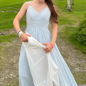 Balklänning - Intressekoll på min balklänning som är använd en gång under en kväll. Super fint skick, inga täcken på användning. Det är öppen rygg med spets på kanterna vid skulderbladen ish. Fler bilder så hör av dig😍  