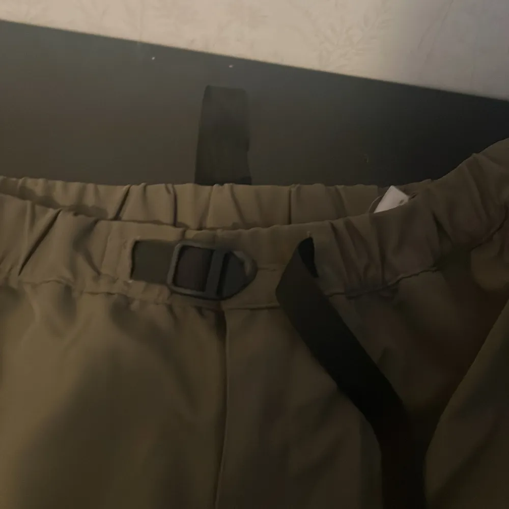 Tjena säljer ett par Carhart shorts är i bra skick har använt få tals gånger och har en fin oliv grön färg har också ett inbyggt bälte. Shorts.
