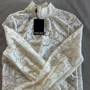Spets blus  - Super fin spets blus från Pieces i storlek XS! Helt oanvänd med lappar kvar 🤍Skriv för fler bilder eller frågor 🫶🏼