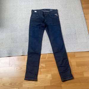 HELT NYA Replay jeans i storlek W30 L34. Endast testade. Bara att skriva om ni undrar något 