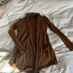 Brun kofta - En brun kofta från H&M basic. Är köpt begagnat men är aldrig använd av mig. Vill mest bli av med 