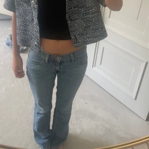 Levis jeans - Levis jeans i my jet bra skick finns ej att köpa💕 Innerbärd: 82 cm Midja: 33cm