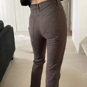 Ett par botcut split jeans från Zara i färgen brun. Väldigt varsamt använda. Storlek 36 och bra längd för mig som är 172. 