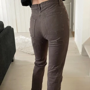 Jeans botcut split bruna - Ett par botcut split jeans från Zara i färgen brun. Väldigt varsamt använda. Storlek 36 och bra längd för mig som är 172. 