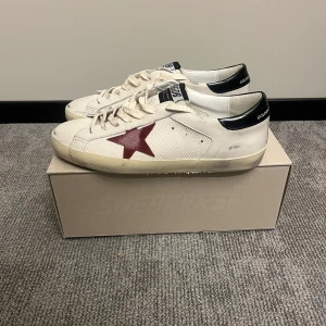 Golden Goose - Helt nya Golden Goose i storlek 40,41,42,43,44,45. Priset är inklusive frakt.